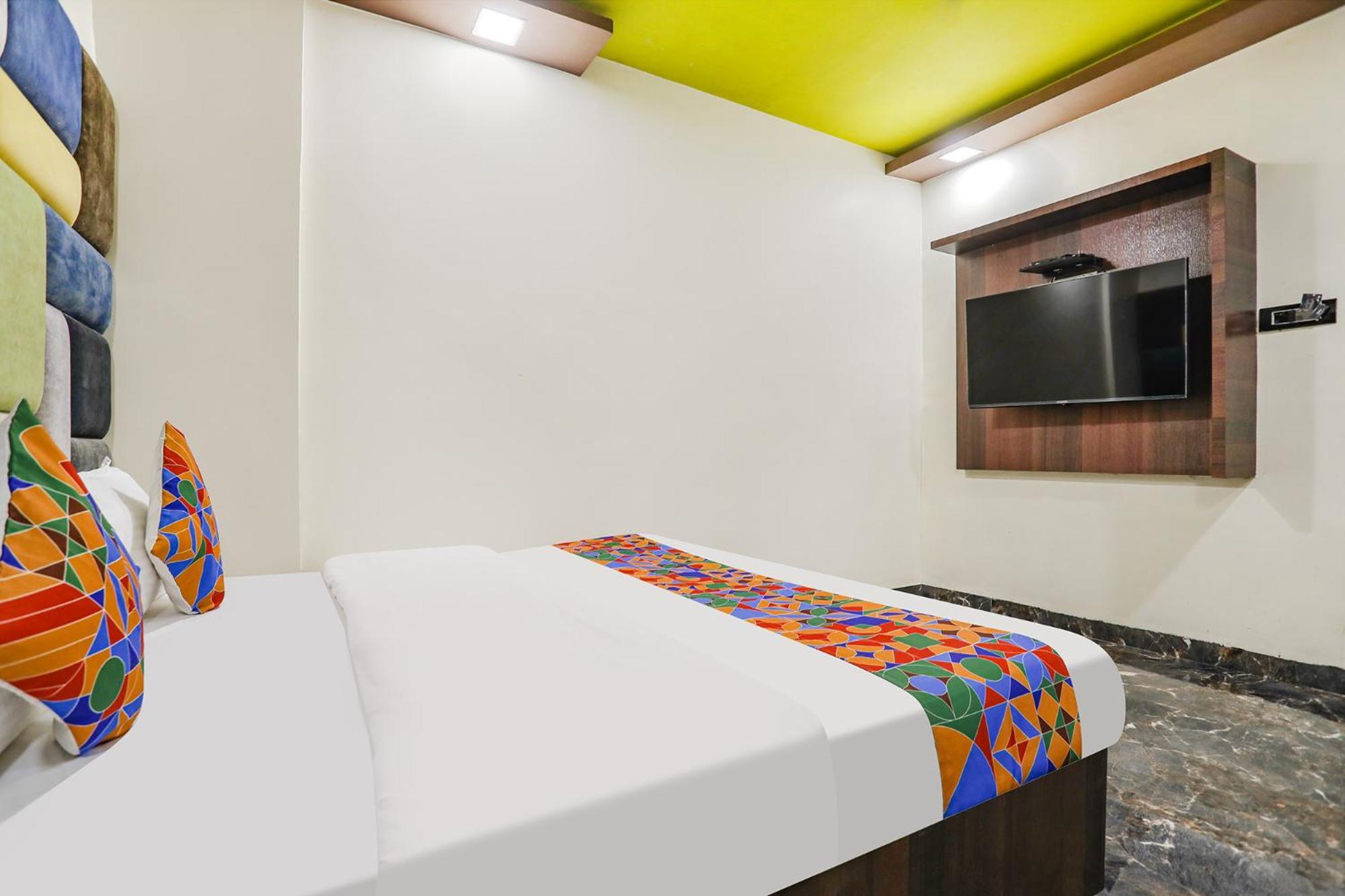 Fabexpress Versova Residency - Nr Kokilaben Hospital Mumbai Exterior photo
