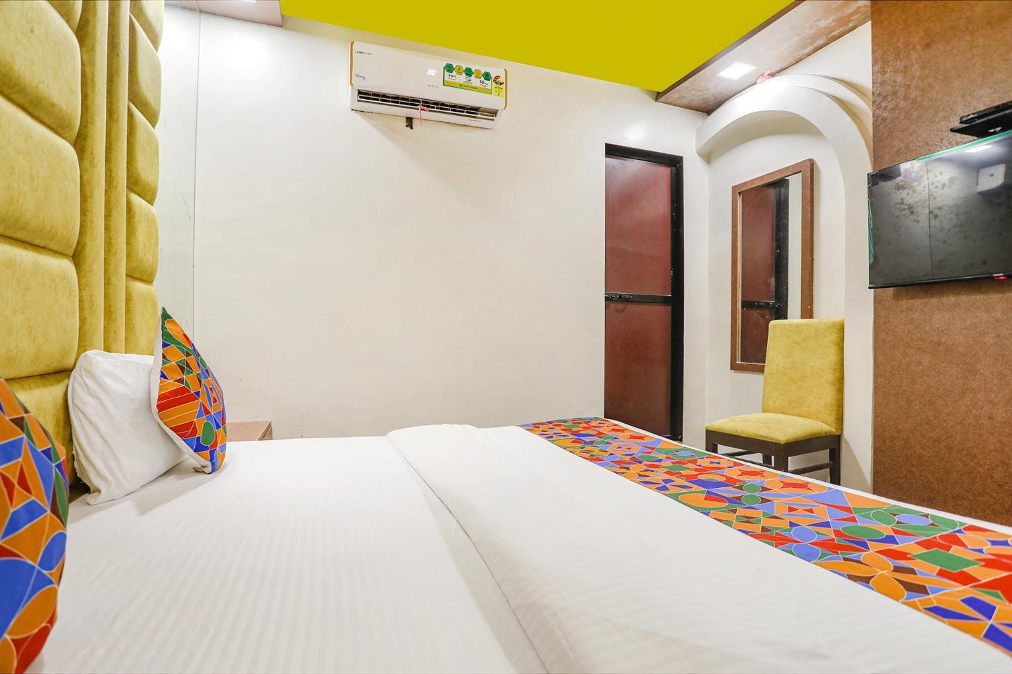 Fabexpress Versova Residency - Nr Kokilaben Hospital Mumbai Exterior photo